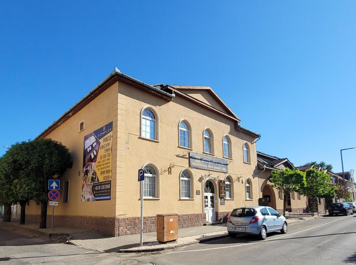 Komplex -Rendezvenytermek-Panzio-Apartman-Irodak- Mateszalka Exterior photo